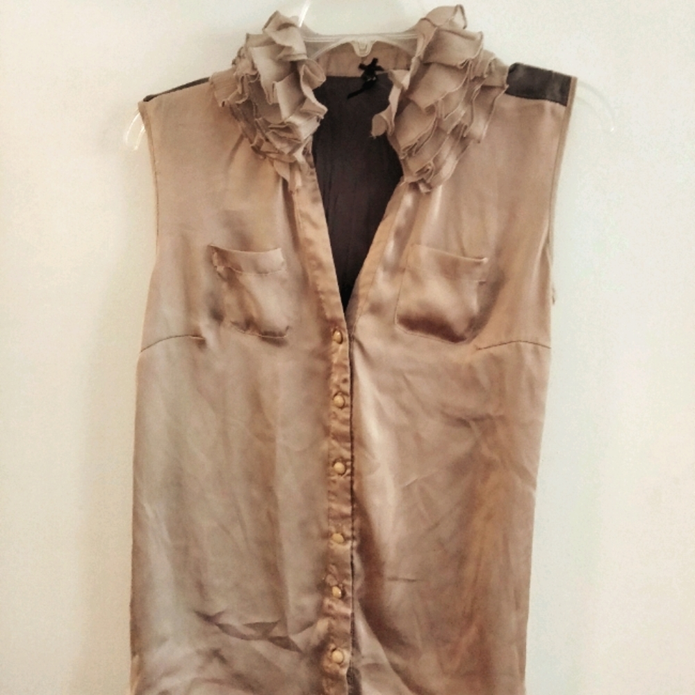 Sleeveless button down top